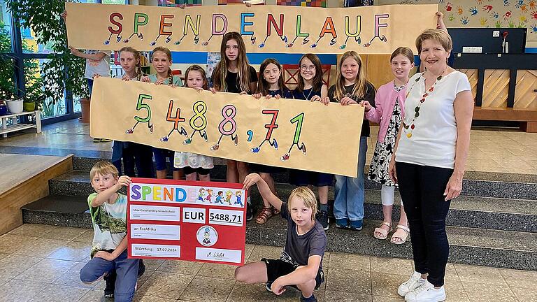 Die Sanderauer Grundschüler überreichen ihre Spende in Höhe von 5488,71 Euro an Beate Nordstrand, Vertreterin des Vereins „ForAfrika“.