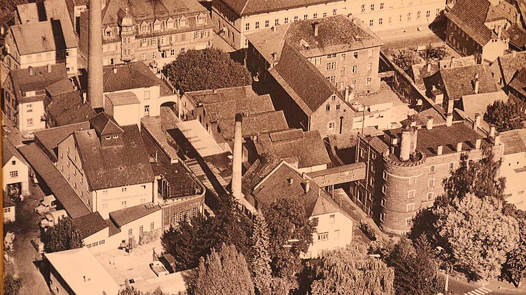 Ein Luftbild aus dem Archiv der Familie Imgrund, undatiert, zeigt in etwa die Lage des Brauereibrunnens: Er befand sich unmittelbar neben dem später abgerissenen Kamin in der Bildmitte. Rechts der heutigen Alfred-Stumpf-Straße die Mälzerei, die Pleikart Stumpf Ende des 19. Jahrhunderts im „Postgarten“ errichtete. Sie war bis 1967 in Betrieb und wurde 1979 im Rahmen der Altstadtsanierung abgerissen.&nbsp;