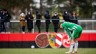 Enttäuschung: Der Schweinfurter Tim Kraus kann nach dem Schlusspfiff die Niederlage noch gar nicht fassen.  Foto: Sportfoto Zink / ThHa       -  Enttäuschung: Der Schweinfurter Tim Kraus kann nach dem Schlusspfiff die Niederlage noch gar nicht fassen.  Foto: Sportfoto Zink / ThHa