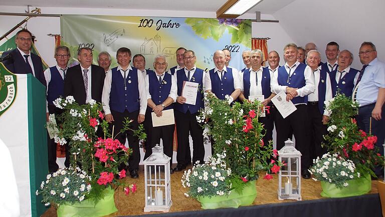 Die Stimmung war bestens beim Ehrenabend zum 100-jährigen Bestehen des Gesangvereins Fürnbach. Unser Bild zeigt die geehrten langjährigen Sänger mit dem stellvertretenden Sängerkreis-Vorsitzenden Reinhold Stubrach (rechts), Bürgermeister Matthias Bäuerlein (links) und stellvertretendem Landrat Oskar Ebert (Dritter von links). Die Stimmung war bestens beim Ehrenabend zum 100-jährigen Bestehen des Gesangvereins Fürnbach. Unser Bild zeigt die geehrten langjährigen Sänger mit dem stellvertretenden Sängerkreis-Vorsitzenden Reinhold Stubrach (rechts), Bürgermeister Matthias Bäuerlein (links) und stellvertretendem Landrat Oskar Ebert (Dritter von links).