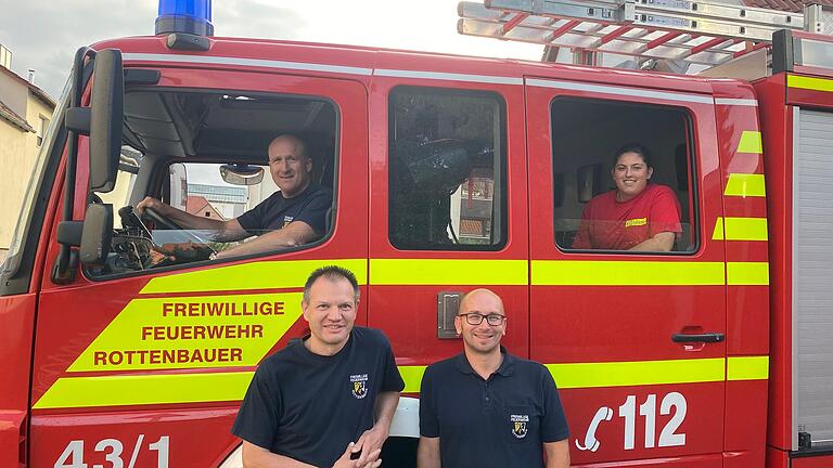 Jung und alt, die Mischung macht's bei der Feuerwehr in Rottenbauer. Im Bild die 18-jährige Sophie Unterguggenberger (rechts) und der 50-jährige Jochen Düll (links). Vorne links Stefan Orth, der Vorsitzende des Feuerwehrvereins, rechts daneben Kommandant Michael Olbrich.