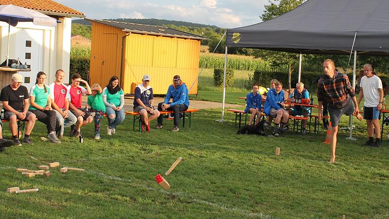 Hier fällt die Entscheidung im Finale: Der König, Spielstein mit rotem Kopf, wird vom Wurfholz getroffen und besiegelt den Turniersieg des Teams BSV Kubb Erkelenz aus Nordrhein-Westfalen. Hier fällt die Entscheidung im Finale: Der König, Spielstein mit rotem Kopf, wird vom Wurfholz getroffen und besiegelt den Turniersieg des Teams BSV Kubb Erkelenz aus Nordrhein-Westfalen.
