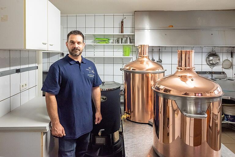 Die Kupferkessel stehen schon bereit: Johannes Frieß ist leidenschaftlicher Hobby-Brauer und wird sein eigenes Bier brauen. Der Name seiner Mini-Brauerei könnte passender nicht gewählt sein: Sie heißt Hexenbräu. Die Kupferkessel stehen schon bereit: Johannes Frieß ist leidenschaftlicher Hobby-Brauer und wird sein eigenes Bier brauen. Der Name seiner Mini-Brauerei könnte passender nicht gewählt sein: Sie heißt Hexenbräu.