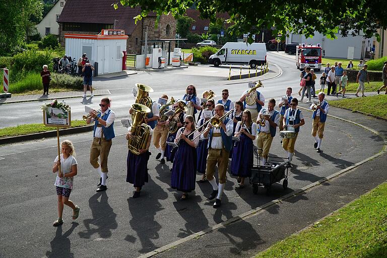 Die Musikanten aus Gauaschach beim Sternmarsch durch das Dorf zur Halle