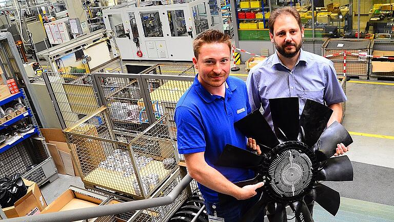 Entwicklungsingenieur Dominik Wolf und Entwicklungsleiter Bastian Brand (von links) mit einem Kühllüfter aus der Schweinfurter Produktion.