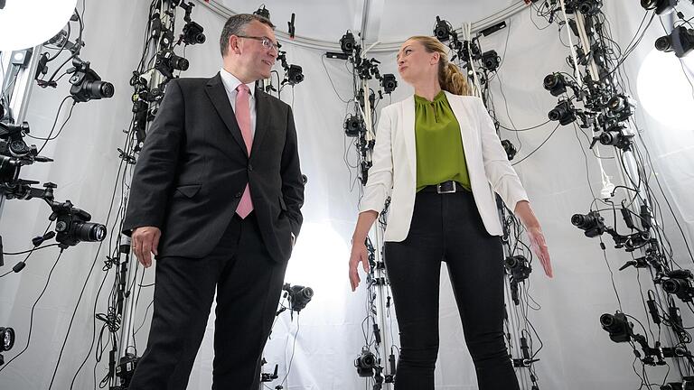 Kürzlich beim Besuch des Labors für Anwendungen von virtueller Realität an der Uni Würzburg: Ministerin Judith Gerlach und Minister Florian Herrmann, der Leiter der bayerischen Staatskanzlei.