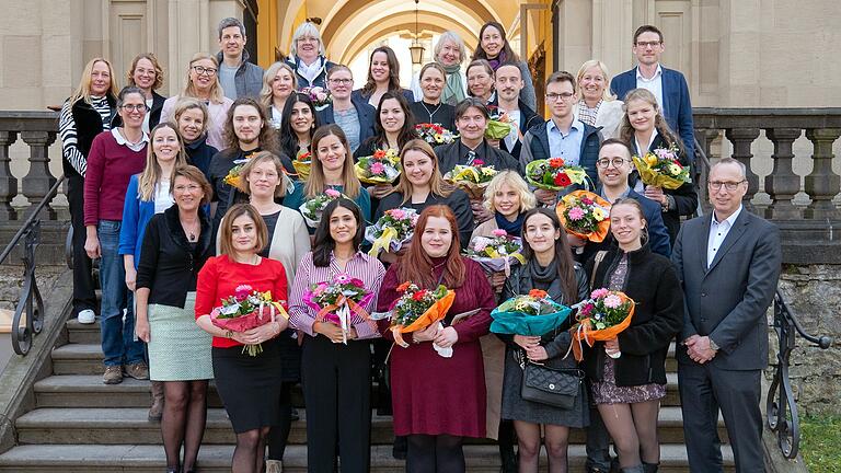 Die 18 frisch examinierten Pflegefachmänner und -frauen feierten ihre bestandenen Abschlussprüfungen gemeinsam mit Lehrkräften, Praxisanleitern und Vertretern der Klinikumsleitung des KWM.