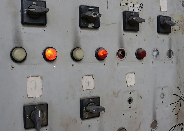 Schalter und Kontrollleuchten wachten über Wasserstände, Wärme und Elektrizität. Schalter und Kontrollleuchten wachten über Wasserstände, Wärme und Elektrizität.