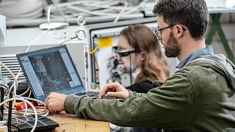 Kooperation Augmented Reality - Die Studierenden Michael Rojkov und Nicolas Maltry von der Universität Würzburg demonstrieren in der Würzburger Franz-Oberthür-Schule ein Forschungsprojekt zur 'Fernwartung mittels Augmented Reality'. Kooperation Augmented Reality - Die Studierenden Michael Rojkov und Nicolas Maltry von der Universität Würzburg demonstrieren in der Würzburger Franz-Oberthür-Schule ein Forschungsprojekt zur 'Fernwartung mittels Augmented Reality'.