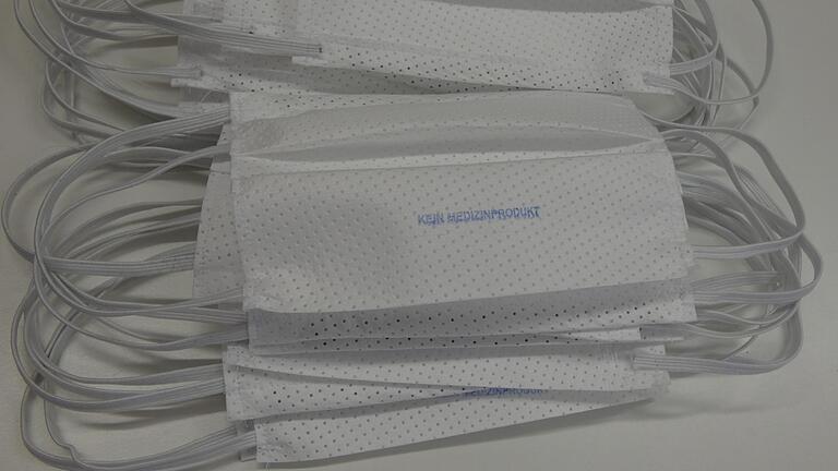 Die Behelfsmasken, die in Haßfurt oder Hofheim produziert werden, sind kein Medizinprodukt. Ein Hinweis dazu wird auf jedes einzelne Exemplar gestempelt. Die Behelfsmasken, die in Haßfurt oder Hofheim produziert werden, sind kein Medizinprodukt. Ein Hinweis dazu wird auf jedes einzelne Exemplar gestempelt.