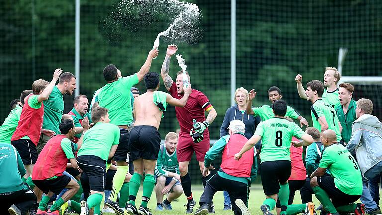 Nach zwei Jahren Coronapause beginnt an diesem Mittwoch in der Region der Fußball-Relegation – stets eine Zeit großer Emotionen. So wie hier im Juni 2017 in Kist, als die Mannschaft der DJK Würzburg den Aufstieg bejubelt. Nach zwei Jahren Coronapause beginnt an diesem Mittwoch in der Region der Fußball-Relegation – stets eine Zeit großer Emotionen. So wie hier im Juni 2017 in Kist, als die Mannschaft der DJK Würzburg den Aufstieg bejubelt.