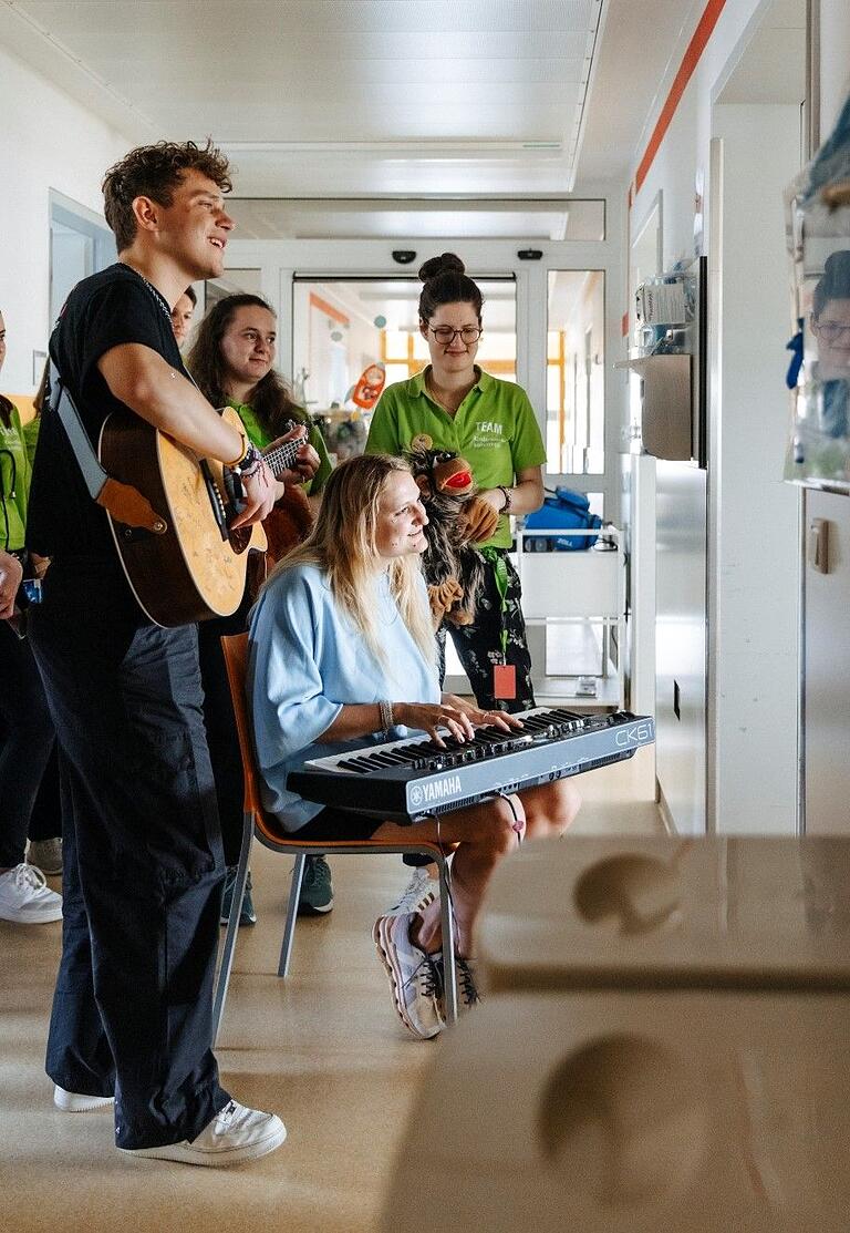 Flurkonzert: Das Team von Kinderklinikkonzerte organisierte vorab, ob Revelle und Gregor Hägele direkt im Krankenzimmer, in der Tür oder auf dem Flur singen konnten, sodass jedes Kind unabhängig von der Schwere der Erkrankung die stimmungsvollen Lieder erleben durfte. Flurkonzert: Das Team von Kinderklinikkonzerte organisierte vorab, ob Revelle und Gregor Hägele direkt im Krankenzimmer, in der Tür oder auf dem Flur singen konnten, sodass jedes Kind unabhängig von der Schwere der Erkrankung die stimmungsvollen Lieder erleben durfte.