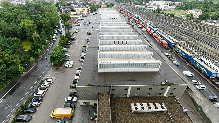 Blick vom Posthochhaus am Bahnhof auf die Posthalle an der Bismarckstraße. Blick vom Posthochhaus am Bahnhof auf die Posthalle an der Bismarckstraße.