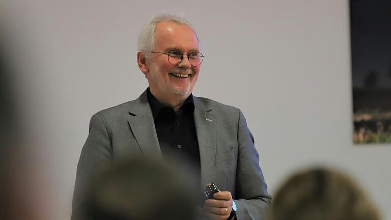 Architekt Georg Stirnweiss präsentierte aktuelle Kostenberechnungen für alle zehn im Raum stehende Schulvarianten. Architekt Georg Stirnweiss präsentierte aktuelle Kostenberechnungen für alle zehn im Raum stehende Schulvarianten.