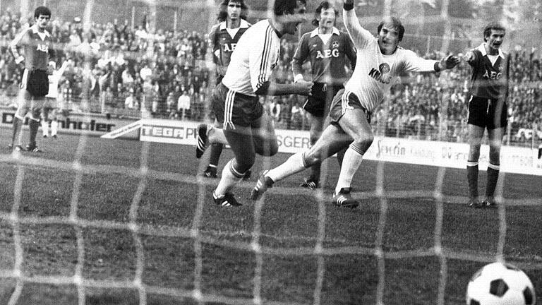 Drin, die Kirsche: Lothar Emmerich (vorne links) dreht nach dem verwandelten Elfmeter jubelnd ab, Erwin Markert reißt die Arme hoch. Im Hintergrund gucken die Cluberer Horst Weyerich (Zweiter von links), Peter Stocker (Mitte) und Bertram Beierlorzer (rechts) bedröppelt. Drin, die Kirsche: Lothar Emmerich (vorne links) dreht nach dem verwandelten Elfmeter jubelnd ab, Erwin Markert reißt die Arme hoch. Im Hintergrund gucken die Cluberer Horst Weyerich (Zweiter von links), Peter Stocker (Mitte) und Bertram Beierlorzer (rechts) bedröppelt.