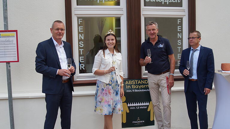Vor dem neu eröffneten Schoppen-Fenster: Bürgermeister Thomas Stamm, die fränkische Weinkönigin Carolin Meyer, Gästeführer Volker Oswald und 2. Bürgermeister Christian Menig.