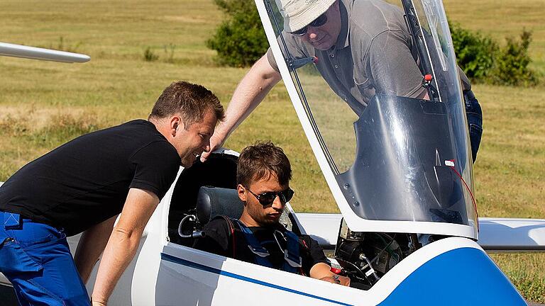 Flugschüler Leopold Fischer (Mitte) prüft mit Markus Neubert und Lehrer Arnulf Koch die Einstellungen.