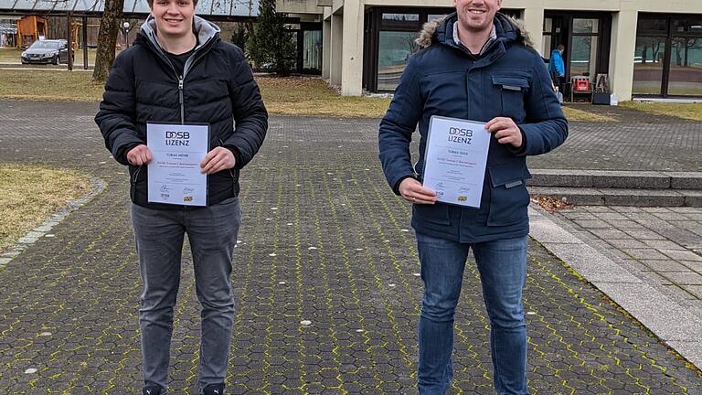 Neues Trainer-Duo: Tobias Meyer (links) und Tobias Glos (rehts) mit der Urkunde des Bayerischen Sportschutzenbundes. Neues Trainer-Duo: Tobias Meyer (links) und Tobias Glos (rehts) mit der Urkunde des Bayerischen Sportschutzenbundes.