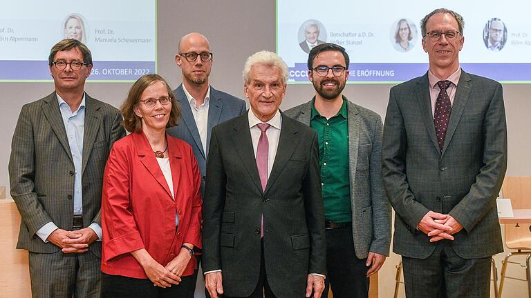 Der frühere Botschafter Volker Stanzel (Mitte) war Ehrengast bei der offiziellen Gründung des China-Zentrums, vertreten durch die Sinologen (v.l.) Roland Altenburger, Doris Fischer, Björn Alpermann, Hannes Gohli und Uni-Präsident Paul Pauli. Der frühere Botschafter Volker Stanzel (Mitte) war Ehrengast bei der offiziellen Gründung des China-Zentrums, vertreten durch die Sinologen (v.l.) Roland Altenburger, Doris Fischer, Björn Alpermann, Hannes Gohli und Uni-Präsident Paul Pauli.