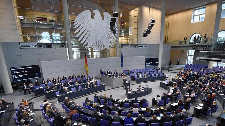 Am Ende der Skala stehen Politiker, denen nur 14 Prozent der Deutschen «voll und ganz» oder «überwiegend» vertrauen. Foto: Rainer Jensen       -  Politiker vertrauen nur 14 Prozent der Deutschen 'voll und ganz' oder 'überwiegend' – zu diesem Vertrauensverlust hat nach Ansicht von Harald Welzer die Politik selbst beigetragen.