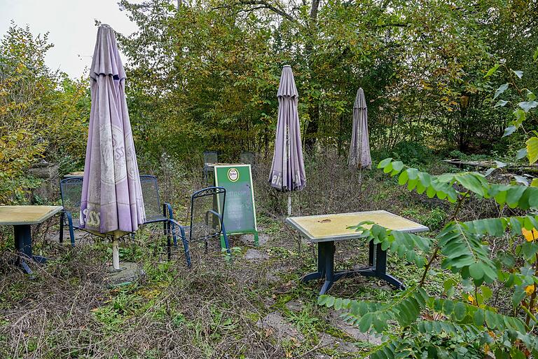 Die Terrasse des Biergartes ist mittlerweile verwildert. Die Terrasse des Biergartes ist mittlerweile verwildert.
