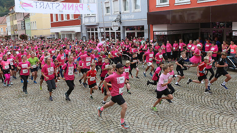 Pinklauf 2023       -  Und los geht's: Hunderte Menschen machten sich auf die 7,7 Kilometer lange Strecke des Pinklaufs.