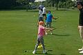 Unter den Augen von Golflehrer Daniel Kieser schwingen Kinder und Jugendliche den Golfschläger in Löffelsterz.