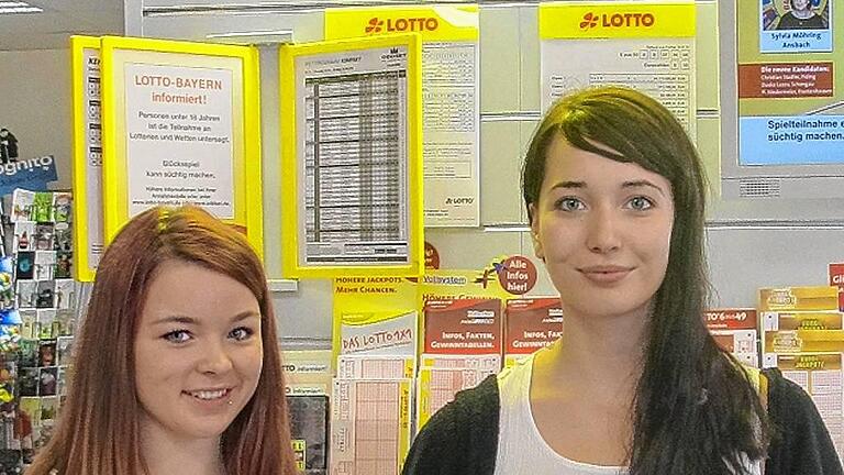 Sarah Krieger (links) und Lisa Hörning, Auszubildende bei &bdquo;Buntstift&ldquo;, nehmen die Lottoscheine zwar an, erfahren aber eher nicht ob, sich einer ihrer Kunden über einen Millionengewinn freuen kann.