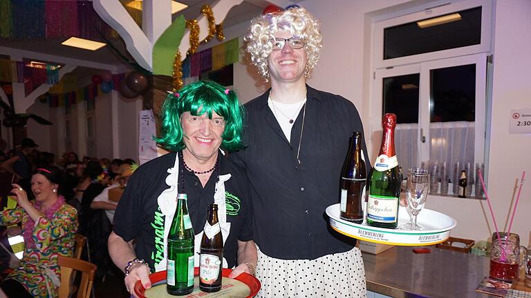 Wer schlich sich denn da zum Löbbicher Weiberfasching? Hätten Sie sie erkannt? Landrat Thomas Habermann und Pfarrer Thomas Menzel verkleidet als Frauen bedienten in Löbbich. Wer schlich sich denn da zum Löbbicher Weiberfasching? Hätten Sie sie erkannt? Landrat Thomas Habermann und Pfarrer Thomas Menzel verkleidet als Frauen bedienten in Löbbich.