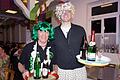 Wer schlich sich denn da zum Löbbicher Weiberfasching? Hätten Sie sie erkannt? Landrat Thomas Habermann und Pfarrer Thomas Menzel verkleidet als Frauen bedienten in Löbbich.