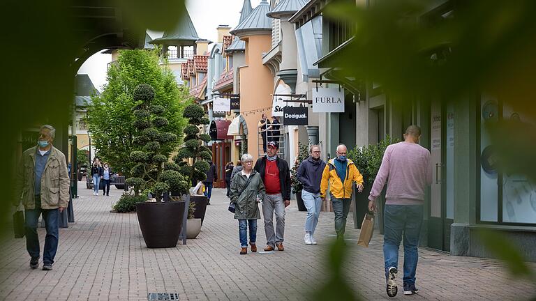 Das Einkaufsdorf Wertheim Village heute: Wo einst um das Vorhaben auf grüner Wiese gestritten wurde, flanieren nun pro Jahr 2,8 Millionen Besucher. Das Einkaufsdorf Wertheim Village heute: Wo einst um das Vorhaben auf grüner Wiese gestritten wurde, flanieren nun pro Jahr 2,8 Millionen Besucher.