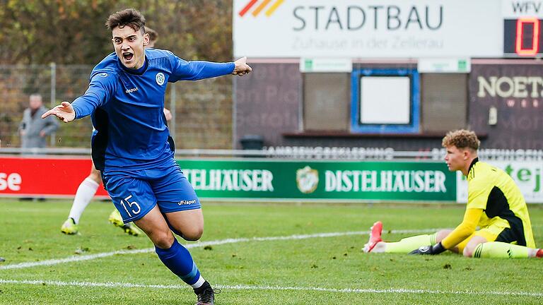 Jubel bei den Blauen: Fabio Hock (links) vom FV 04 Würzburg, hier im Pokalspiel gegen den 1. FC Nürnberg, erzielte für die U-19-Junioren in der Bayernliga Meisterrunde beim 2:1 in Memmingen den Ausgleich. Auch die U-17-Junioren gewannen ihr Auftaktspiel in der Bayernliga Qualifikationsrunde mit 1:0. Sie traten gegen die Würzburger Kickers II an. Jubel bei den Blauen: Fabio Hock (links) vom FV 04 Würzburg, hier im Pokalspiel gegen den 1. FC Nürnberg, erzielte für die U-19-Junioren in der Bayernliga Meisterrunde beim 2:1 in Memmingen den Ausgleich. Auch die U-17-Junioren gewannen ihr Auftaktspiel in der Bayernliga Qualifikationsrunde mit 1:0. Sie traten gegen die Würzburger Kickers II an.