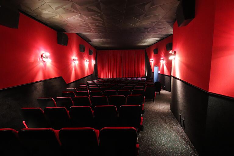 Draußen kann es noch so düster sein: Im Saal 2 weckt das rote Licht die Vorfreude auf einen glänzenden Kino-Abend. Draußen kann es noch so düster sein: Im Saal 2 weckt das rote Licht die Vorfreude auf einen glänzenden Kino-Abend.