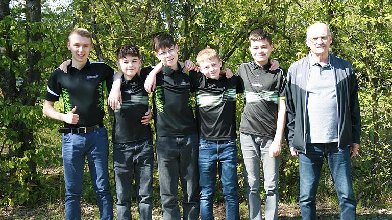 Tischtennismeister Tommy Kleinhenz , Moritz Schmitt, Lasse Purretat, Elias Wehner, Timo Schipper mit Betreuer Richard Schmitt (von links) - Tischtennismeister Tommy Kleinhenz , Moritz Schmitt, Lasse Purretat, Elias Wehner, Timo Schipper mit Betreuer Richard Schmitt (von links) Tischtennismeister Tommy Kleinhenz , Moritz Schmitt, Lasse Purretat, Elias Wehner, Timo Schipper mit Betreuer Richard Schmitt (von links) - Tischtennismeister Tommy Kleinhenz , Moritz Schmitt, Lasse Purretat, Elias Wehner, Timo Schipper mit Betreuer Richard Schmitt (von links)