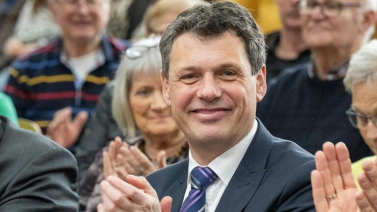 Keine gute Laune derzeit bei Schwebheims Bürgermeister Volker Karb. Er muss sich schwerer Vorwürfe von Beschäftigten zur Führung und zum Arbeitsklima im Rathaus erwehren.