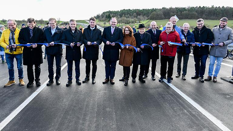 Freudige Gesichter bei der Verkehrsfreigabe der lang ersehnten Umgehung. Darunter (von links) Armin Schäfer, Bernhard Stolz von der Baufirma Gebrüder Stolz, Markus Kühn vom Planungsbüro, Landtagsabgeordneter Thorsten Schwab (ab dem Vierten von links), Staatssekretär Sandro Kirchner, Bürgermeister Michael Hombach, Landrätin Sabine Sitter, Wiesenfelds Ortsältester Paul Rosenberger, Bundestagsabgeordneter Alexander Hoffmann sowie die Stadträte Theo Dittmaier und Rainer Schäfer, Bauamtsleiter Marco Amrhein, Straßenbauamtsdirektor Rüdiger Köhler und Stadtrat Ingo Röder.