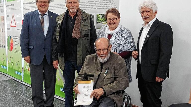 Jörg Röder aus Ebern (Zweiter von links) sowie Helmut und Ursula Lang aus Königsberg (Zweiter von rechts) wurden für ihren langjährigen Einsatz in der BN-Kreisgruppe durch Klaus Mandery und Hubert Weiger ausgezeichnet. Jörg Röder aus Ebern (Zweiter von links) sowie Helmut und Ursula Lang aus Königsberg (Zweiter von rechts) wurden für ihren langjährigen Einsatz in der BN-Kreisgruppe durch Klaus Mandery und Hubert Weiger ausgezeichnet.