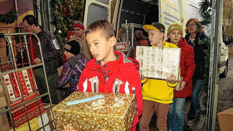 So soll es auch Weihnachten 2016 wieder aussehen: Kinder aus Ostslawonien holen sich Weihnachtspäckchen ab, die der Verein „Werke statt Worte“ gesammelt und nach Kroatien transportiert hat. Die diesjährige Aktion startet am 26. November. So soll es auch Weihnachten 2016 wieder aussehen: Kinder aus Ostslawonien holen sich Weihnachtspäckchen ab, die der Verein „Werke statt Worte“ gesammelt und nach Kroatien transportiert hat. Die diesjährige Aktion startet am 26. November.