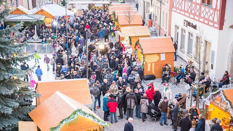 Kunsthandwerk und viel Musik erwartet die Besucher an den ersten beiden Adventswochenenden auf dem Röttinger Marktplatz beim sechsten Röttinger Winterzauber (Archivbild). Kunsthandwerk und viel Musik erwartet die Besucher an den ersten beiden Adventswochenenden auf dem Röttinger Marktplatz beim sechsten Röttinger Winterzauber (Archivbild).