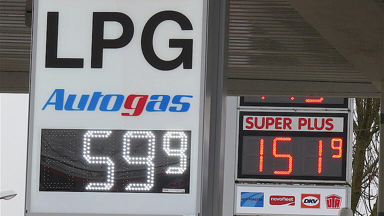 Große Unterschiede: Preisangaben für Autogas und Super plus an der Tankstelle. Große Unterschiede: Preisangaben für Autogas und Super plus an der Tankstelle.