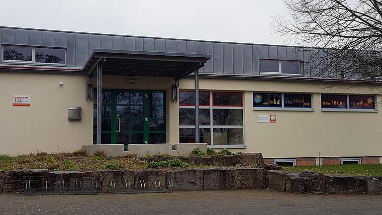 Der Vorplatz am Kindergarten St. Martin in Alitzheim wird neu gestaltet. Im Frühjahr wird hier neu angepflanzt und eine Rundsitzgruppe mit buntem Umfeld gebaut.