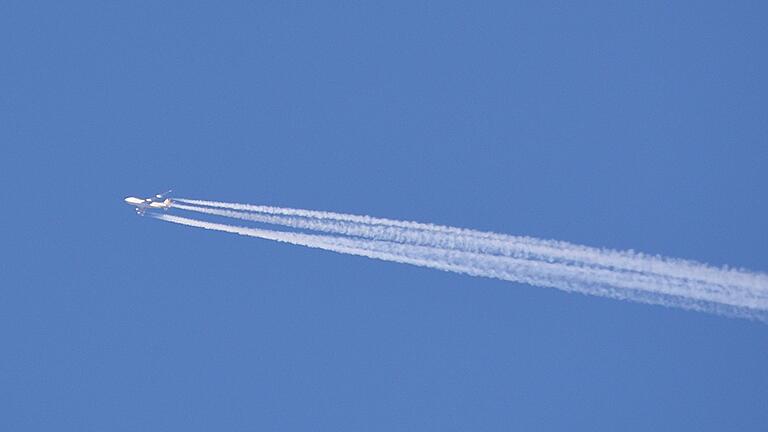 Zugenommen hat auch der zivile Luftverkehr, wie hier am Himmel oberhaln von Wechterswinkel zu erkennen. Zugenommen hat auch der zivile Luftverkehr, wie hier am Himmel oberhaln von Wechterswinkel zu erkennen.
