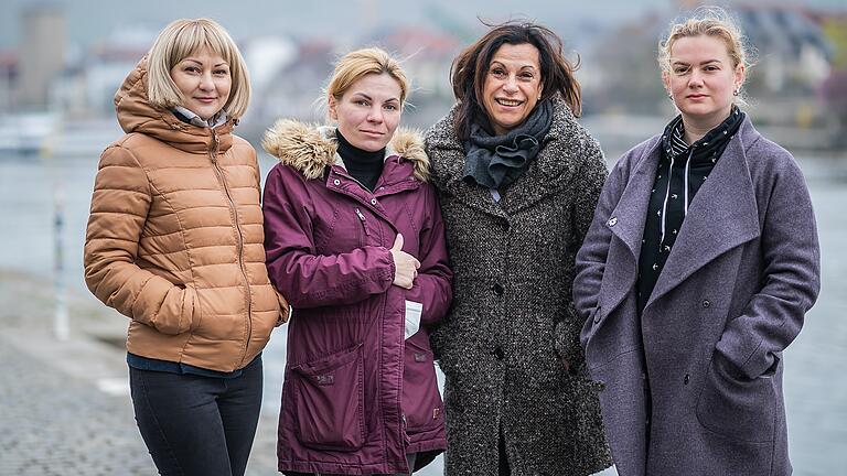 Drei geflüchtete Frauen - drei Schicksale: von links Kateryna Petrash, Julia Kaurova und Olga Brazhnik mit Gabriele Nelkenstock (3.v.l.) vom Verein 'Hilfe im Kampf gegen Krebs', die sich für Geflüchtete einsetzt. Drei geflüchtete Frauen - drei Schicksale: von links Kateryna Petrash, Julia Kaurova und Olga Brazhnik mit Gabriele Nelkenstock (3.v.l.) vom Verein 'Hilfe im Kampf gegen Krebs', die sich für Geflüchtete einsetzt.
