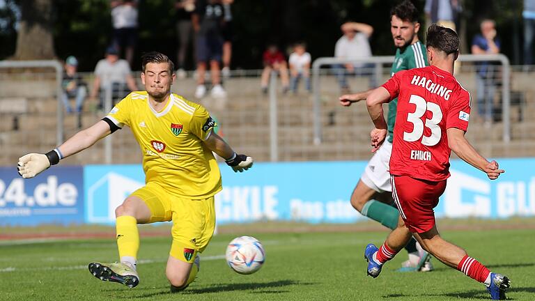 Hatte nochmal einen starken Auftritt: FC-05-Torhüter Bennet Schmidt, der Schweinfurt verlässt, hielt mehrfach großartig, hier gegen den Unterhachinger Christoph Ehlich (33).