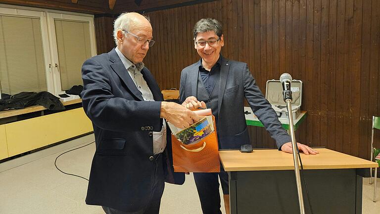 Der Theologe Dr. Michael Bauer stellte im ÖZ anschaulich die verschiedenen Gruppierungen kirchlicher Gemeinschaften dar, die sich nach Tod und Auferstehung von Jesus entwickelten. Freundeskreis-Vorsitzender Dr. Jochen Scheidemantel (links) bedankt sich beim Referenten.