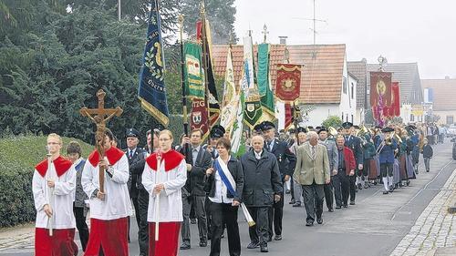 Abschied vom Pfarrer: Mit Musik und Fahnenabordnungen begleitete die Gemeinde Pfarrer Joachim Morgenroth zur Franz-Hofmann-Halle, wo er mit seinen Mitbrüdern einen festlichen Abschiedsgottesdienst feierte.