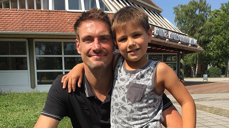 Familienbande: Carsten Lichtlein mit seinem jüngeren Sohn Luca (5) vor der Trainingshalle in Erlangen. Familienbande: Carsten Lichtlein mit seinem jüngeren Sohn Luca (5) vor der Trainingshalle in Erlangen. 