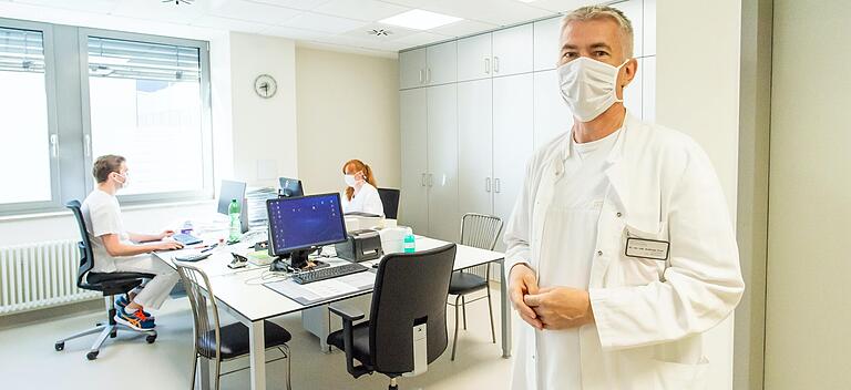 Marcel Weichert (links) und Gertraud Erhard kümmern sich um die Protokollierung der Medikamentenbestellungen. Rechts Dr. Andreas Troll. Marcel Weichert (links) und Gertraud Erhard kümmern sich um die Protokollierung der Medikamentenbestellungen. Rechts Dr. Andreas Troll.