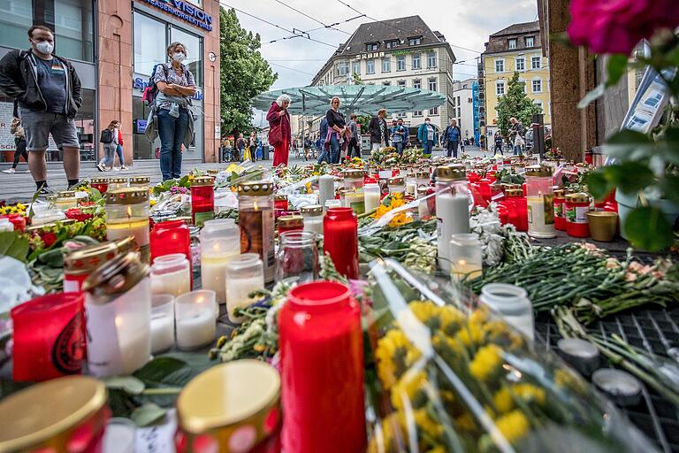 Das Siegerbild in der Kategorie 'Pressefoto des Jahres 2021' von Patty Varasano zeigt die Gedenkstätte für die Opfer der Messerattacke vor dem Würzburger Woolworth.