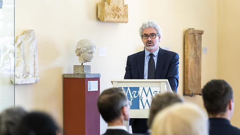 'Glück ist wie Glas, wenn es glänzt, zerbricht es.' Direktor Prof. Jochen Griesbach-Scriba zitiert den römischen Autors Publilius Syrus.